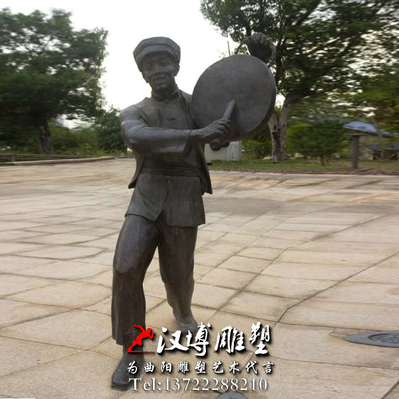 玻璃钢铜雕,壮族敲锣人物雕像,景观雕塑