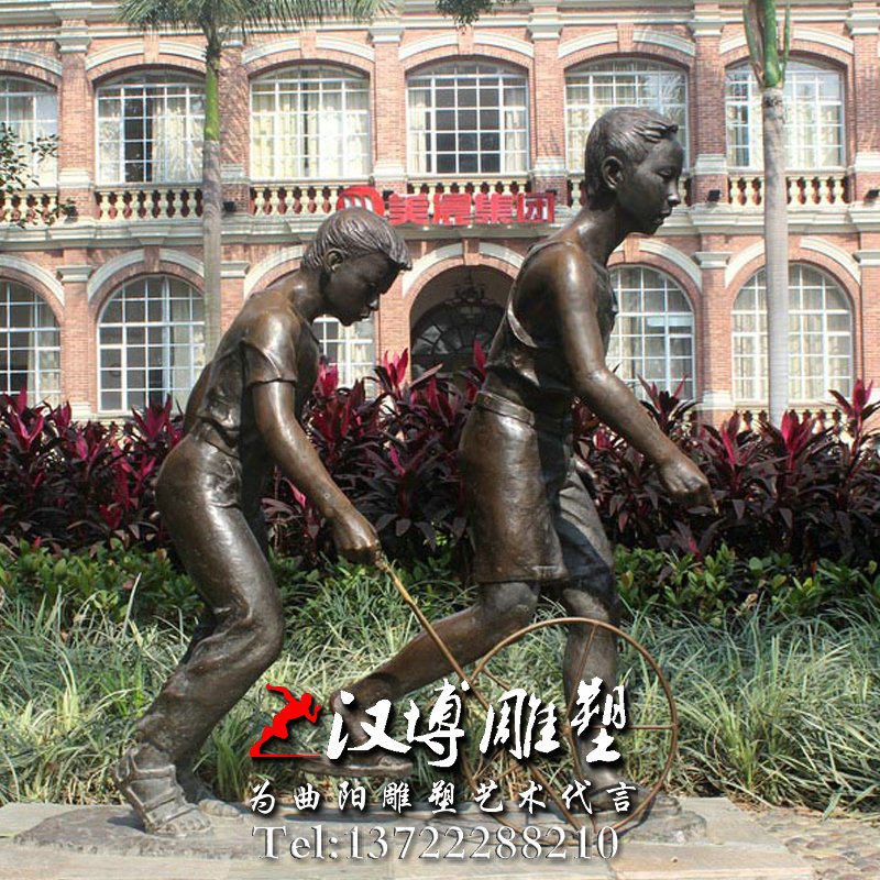 滚铁环人物雕像,玻璃钢铜雕,童趣主题雕塑