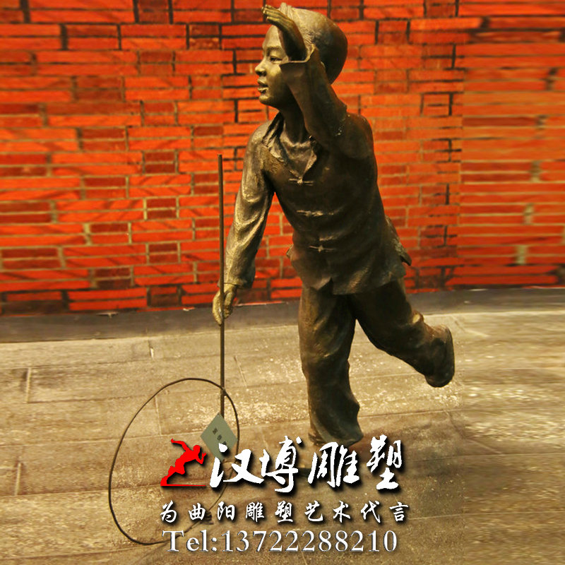 玻璃钢铜雕,小孩滚铁圈雕像,童趣雕塑厂家