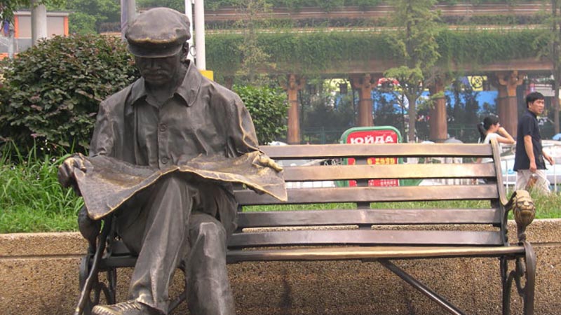 校园人物雕塑,看报纸人物雕像,校园雕塑厂家