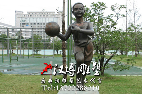校园运动雕塑,雕塑制作厂家,踢足球雕塑