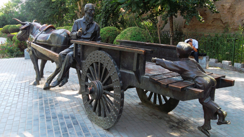牛拉车雕塑,牛文化铜雕,牛主题雕像