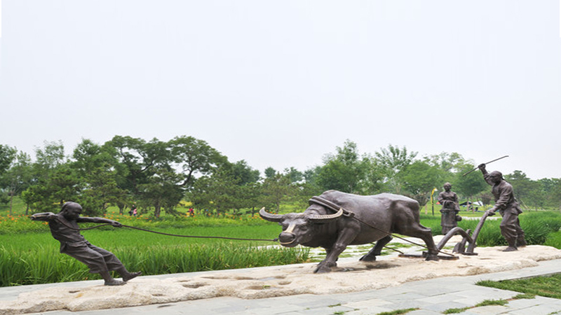 耕牛雕塑,人物耕地铜雕,人物铸铜雕像